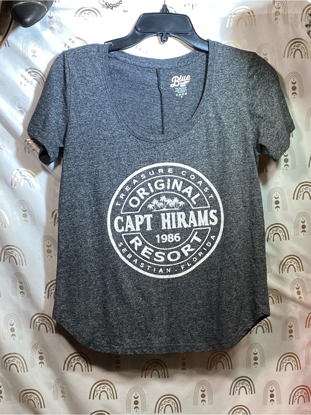 Blue 84 Capt Hirams Resort Scoop Neck Tee - Dark Gray Heather